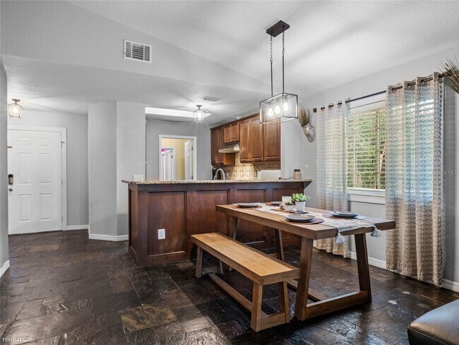 Building Photo - 3 br, 2 bath House - 718 Ashley Court
