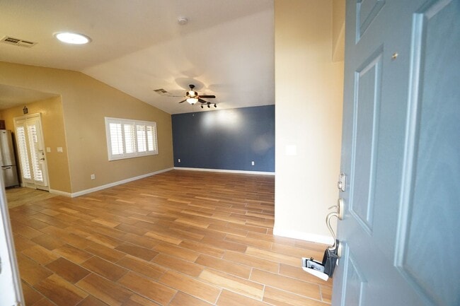 Foto del edificio - SHOWINGS AVAILABLE NOW