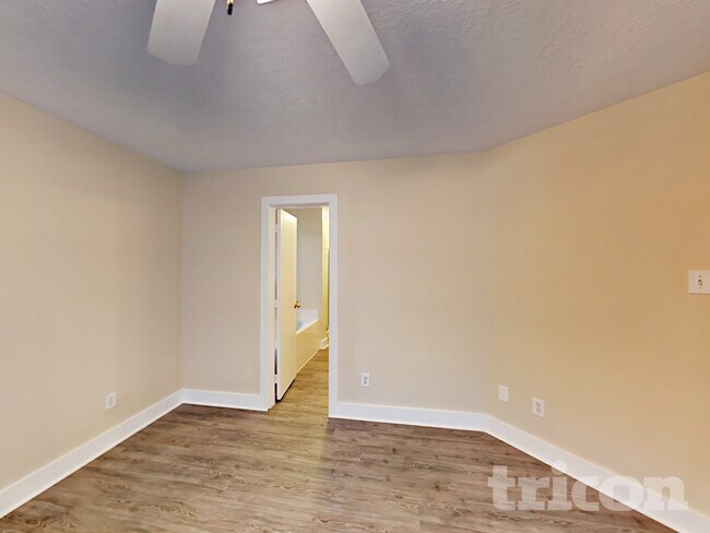 Building Photo - 18167 Woodsdale Ct