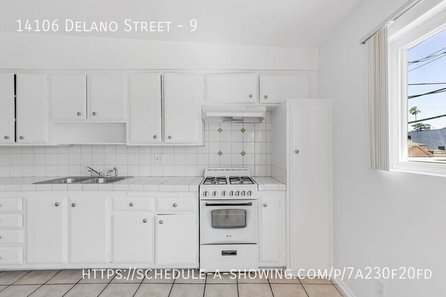 Building Photo - 14106 Delano St