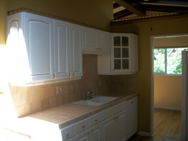 Building Photo - 2 Bedroom 2 Bathroom with Sunroom
