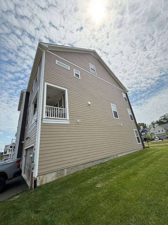 Foto del edificio - Gorgeous Potomac Shores End Unit Townhome
