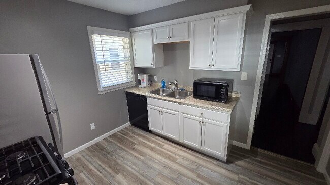 Foto del edificio - 7318-7320 Wakefield Ave