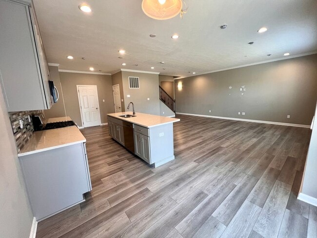 Building Photo - 2105 Canterbury Dr