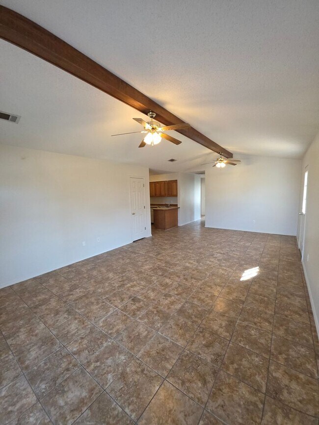 Foto del edificio - 817-825 West 12th St.