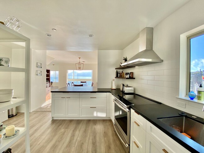 Building Photo - Stunning Waterfront 2 Bedroom Unit in Tibu...