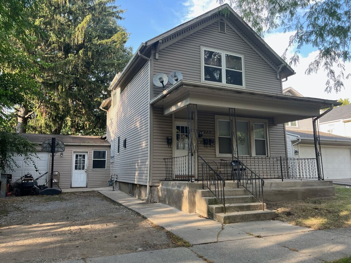 Primary Photo - 220 W Butler