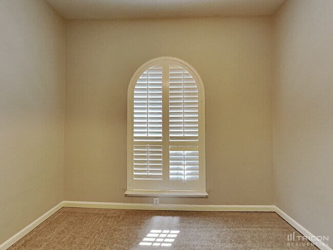 Foto del edificio - 401 Rustic Grove Ln