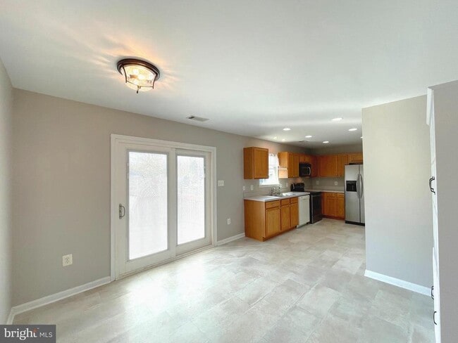 Building Photo - 813 Yardley Dr