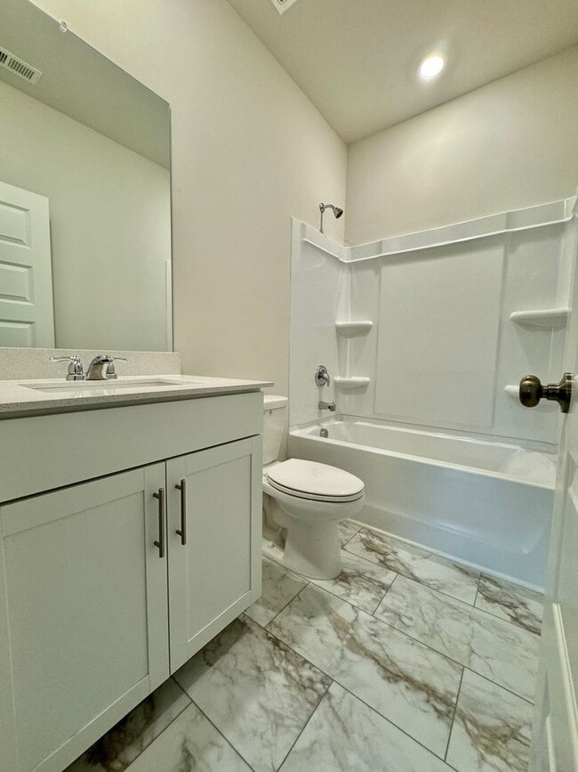 Foto del edificio - 5 Bedroom, 3.5 Bath Home w/  2 Car Garage