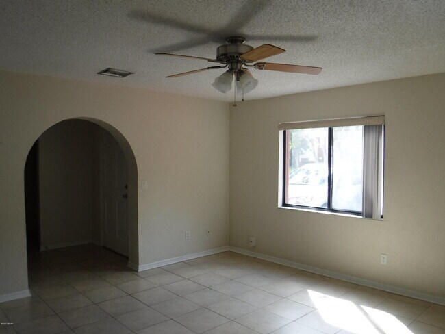 Building Photo - 2080 Oak Meadow Cir