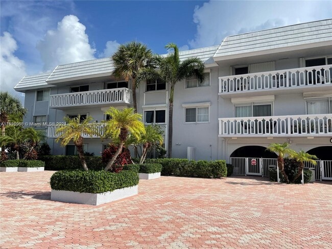 Building Photo - 100 Edgewater Dr