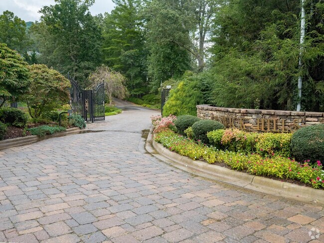 Building Photo - 244 S Plains Dr