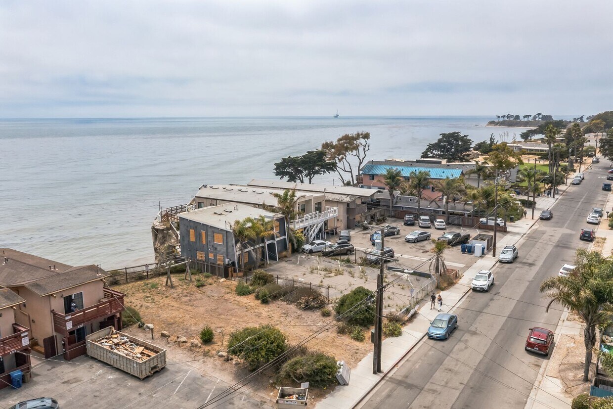 Foto del edificio - 5 Bed 2 bath housing in the heart of Isla Vista!