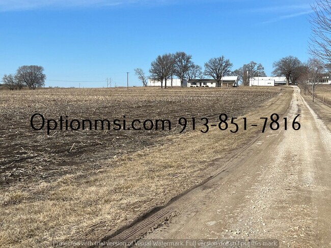 Building Photo - Spacious and move in ready!
