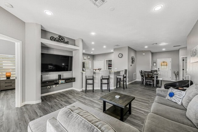 Building Photo - 16716 Lazy Breeze Loop