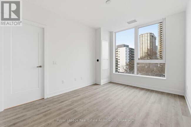 Photo du bâtiment - 25 Cordova Ave