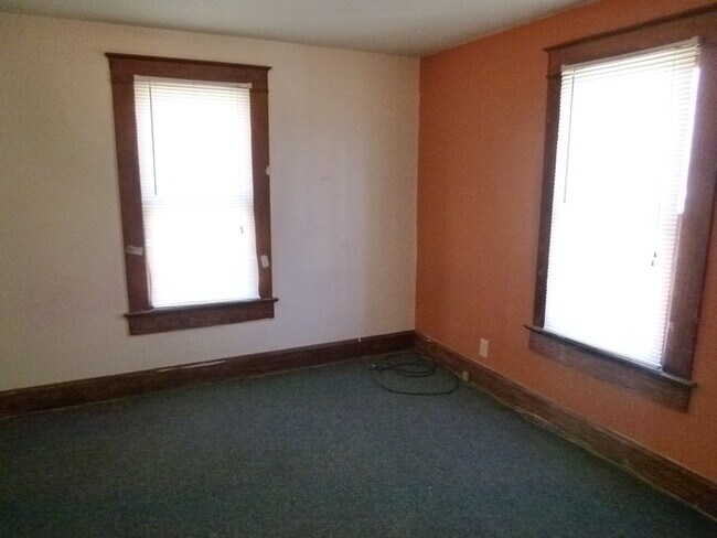Building Photo - 2 Bedroom-Upper Apartment with Utilities Paid