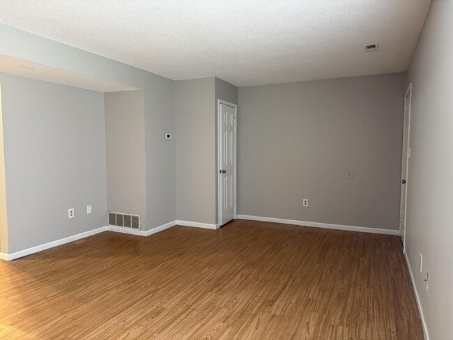 Building Photo - 2105 Live Oak Ln