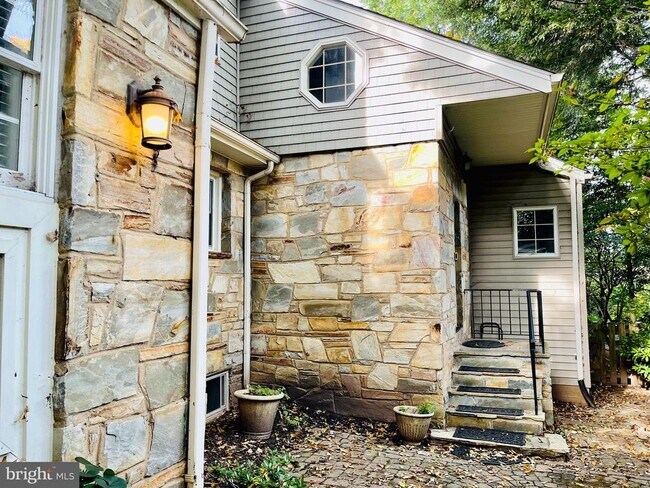 Building Photo - 1512 N Nicholas St