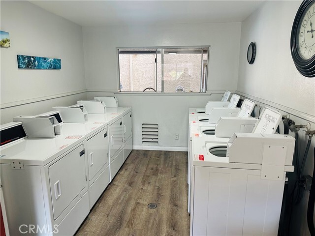 Foto del edificio - 4633 Marine Ave