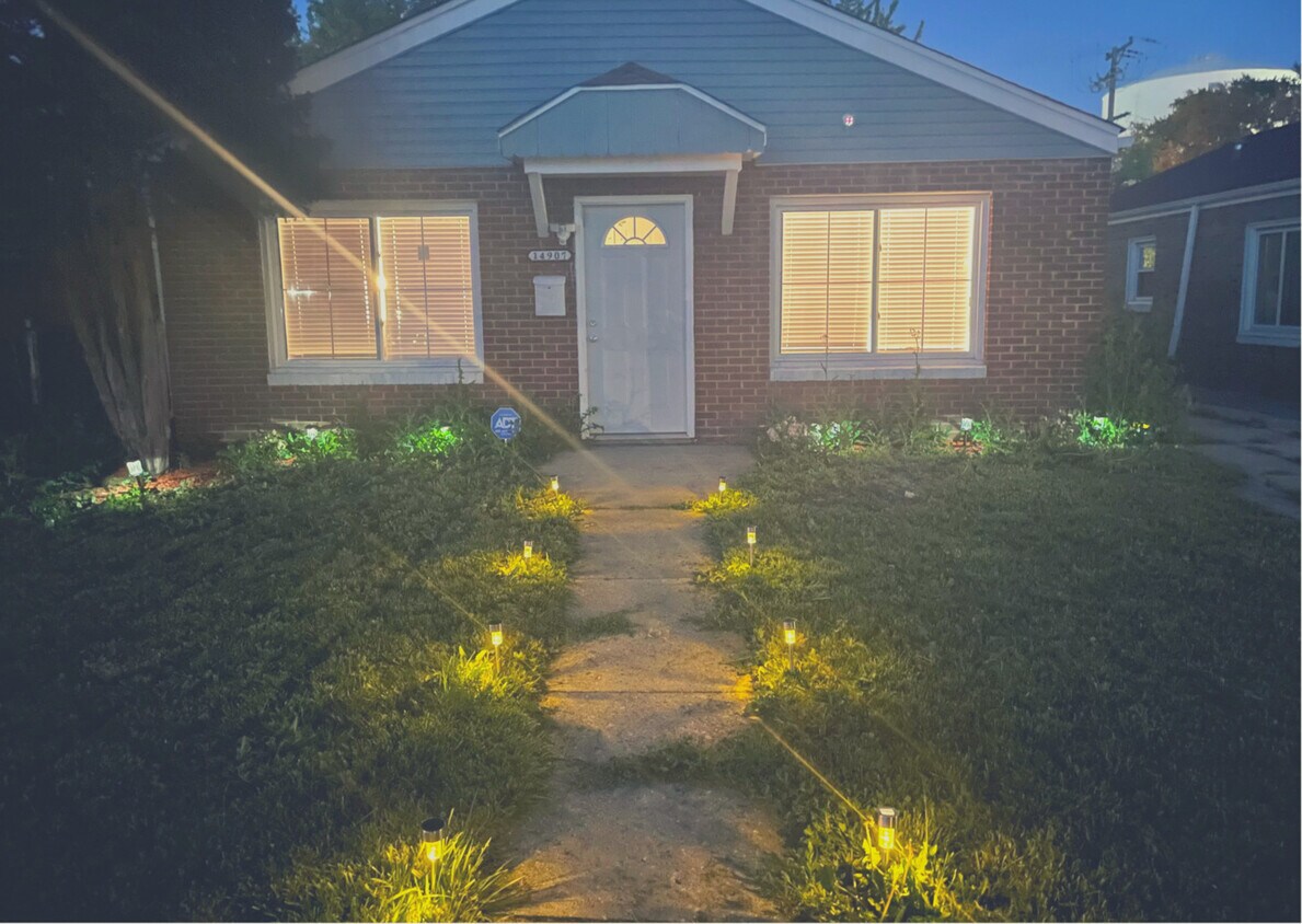 Foto principal - 14907 Evans Ave