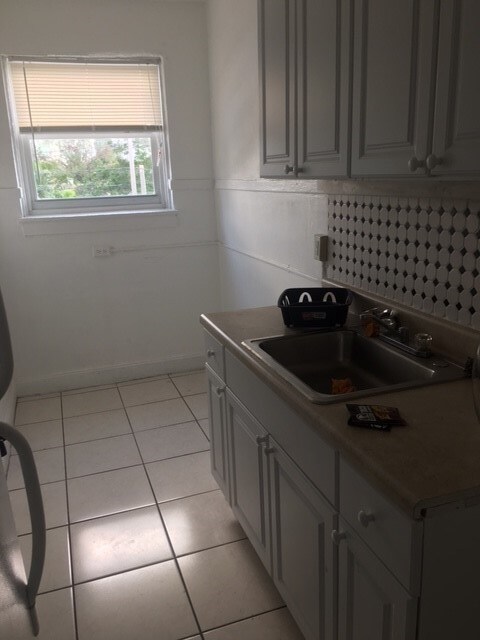 Cocina con placa para salpicaduras - Havana Palms Apartments