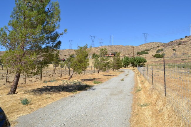 Foto del edificio - 5601 Elizabeth Lake Rd