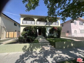 Building Photo - 606 N Sycamore Ave