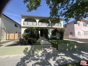 Building Photo - 606 N Sycamore Ave