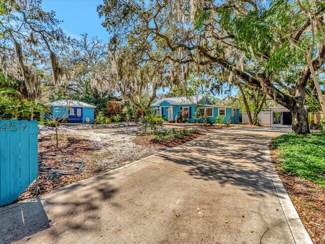 Building Photo - "Escape to a Charming Modern Oasis: Stunni...