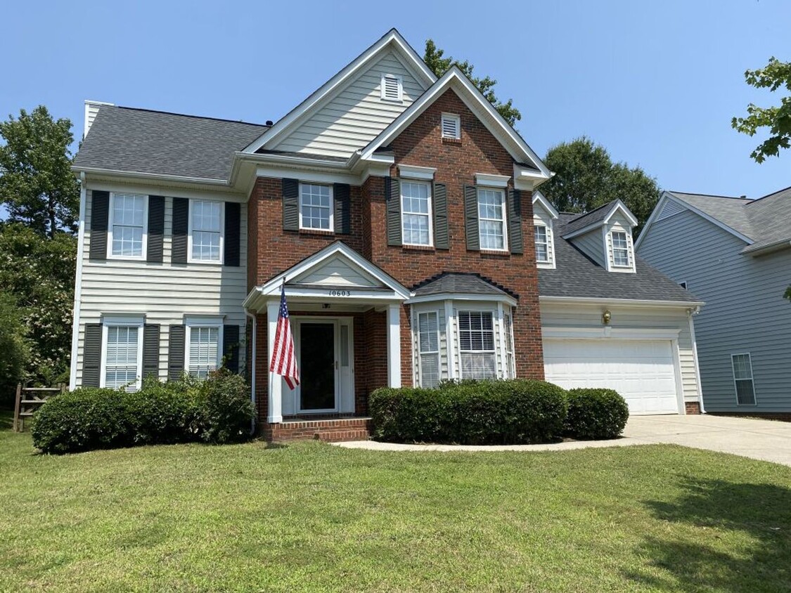 Foto principal - Spacious 4 Bedroom Home in North Charlotte