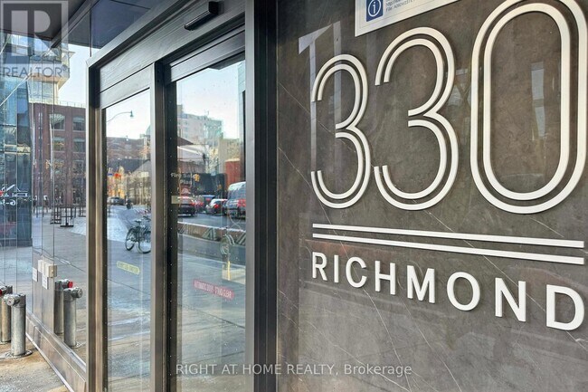 Photo du bâtiment - 330 Richmond St W