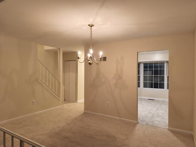 Foto del edificio - McLean Park Haven: Serene Living in a Tran...