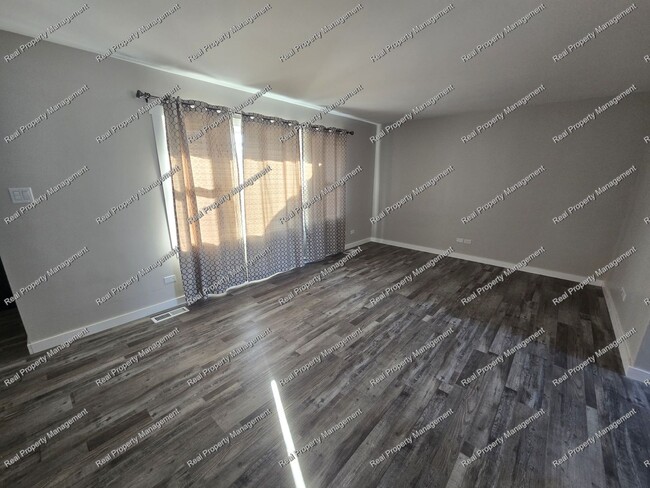 Building Photo - Updated 3 Bedroom Ranch