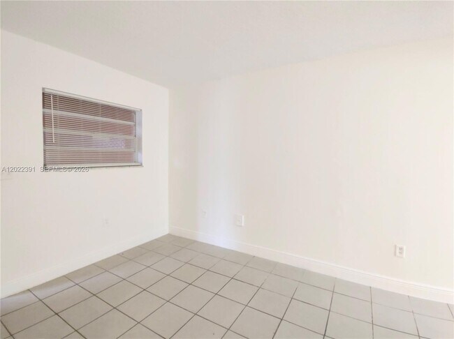 Foto del edificio - 1265 W 24th St