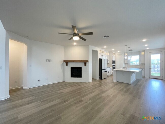 Building Photo - 220 Alpine Lks