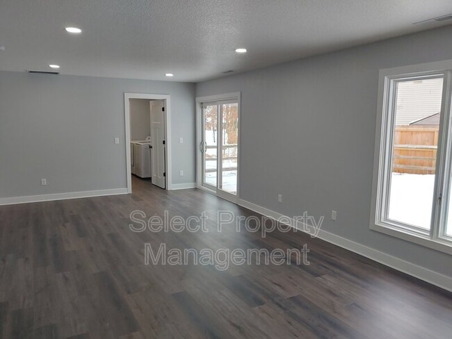Foto del edificio - 8130 Roanoke Dr