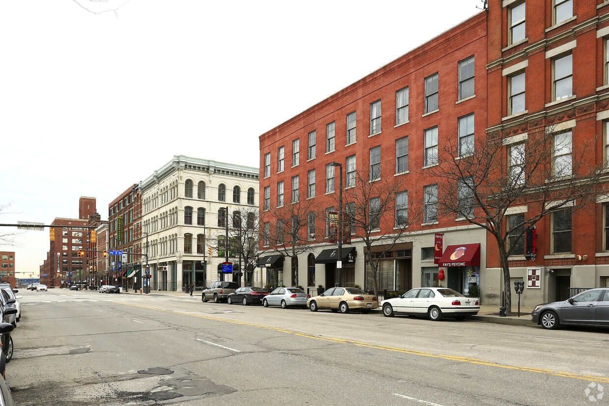 Building Photo - 410-500 W St. Clair St