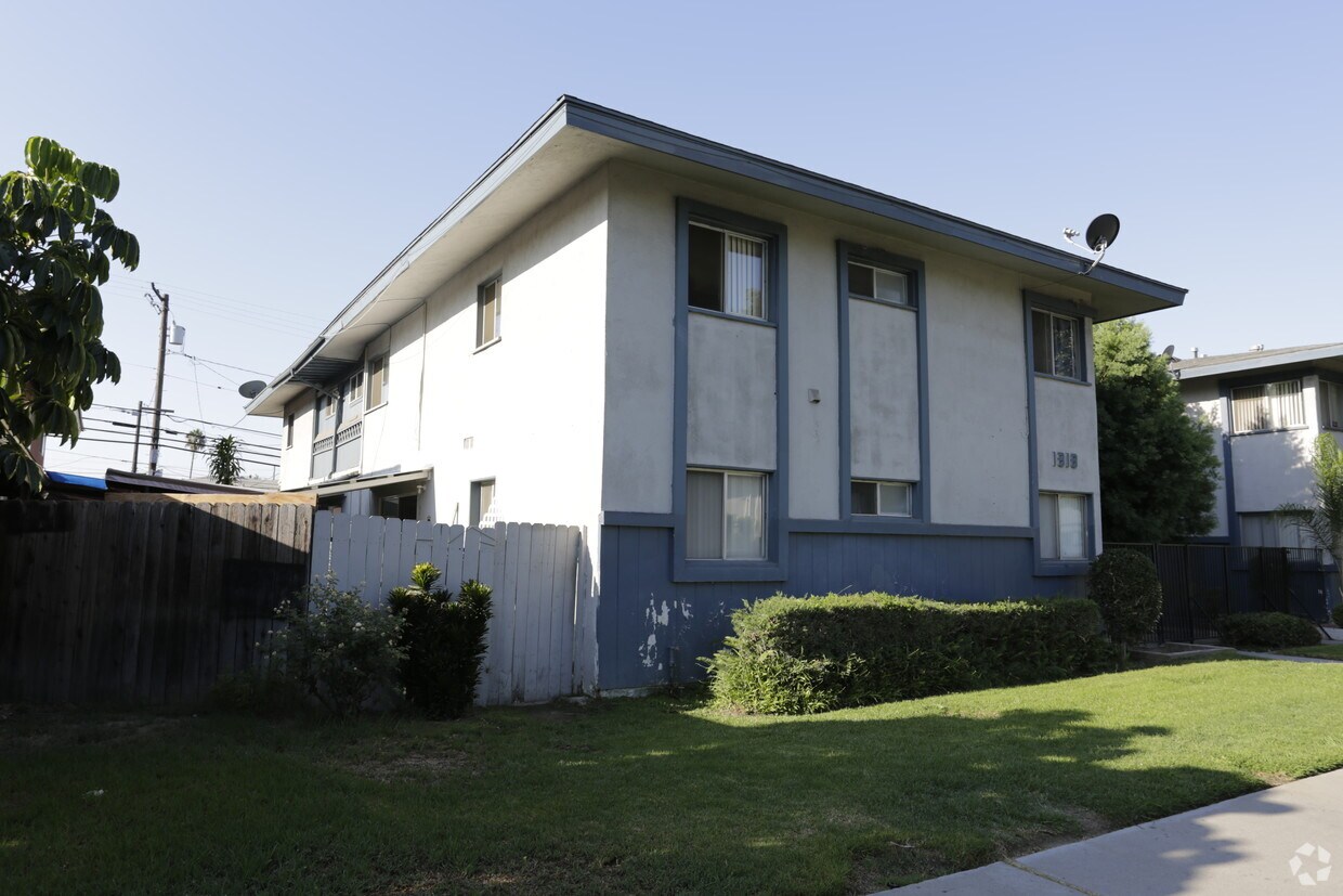 Building Photo - 1818 W Greenleaf Ave