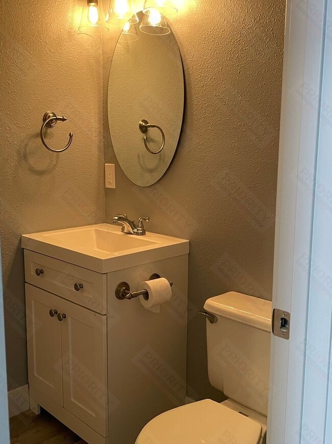 Building Photo - 3 bedroom Remodeled Townhome