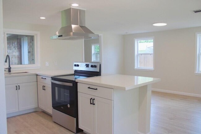 Building Photo - 521 N Vionett Ln