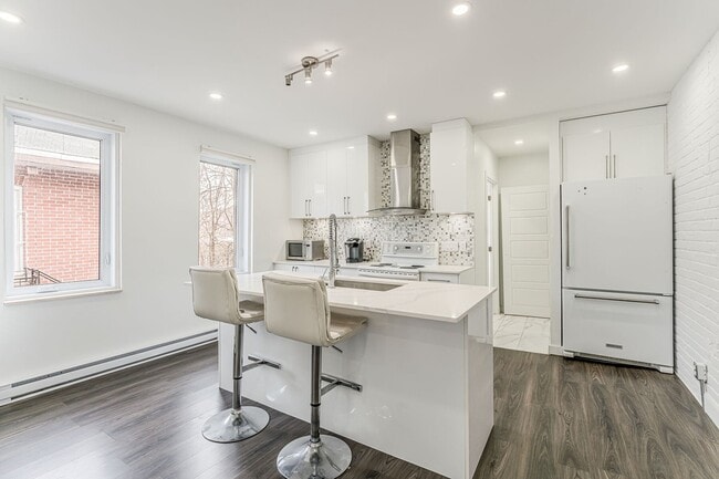 Building Photo - 824 Avenue du Mont-Royal E