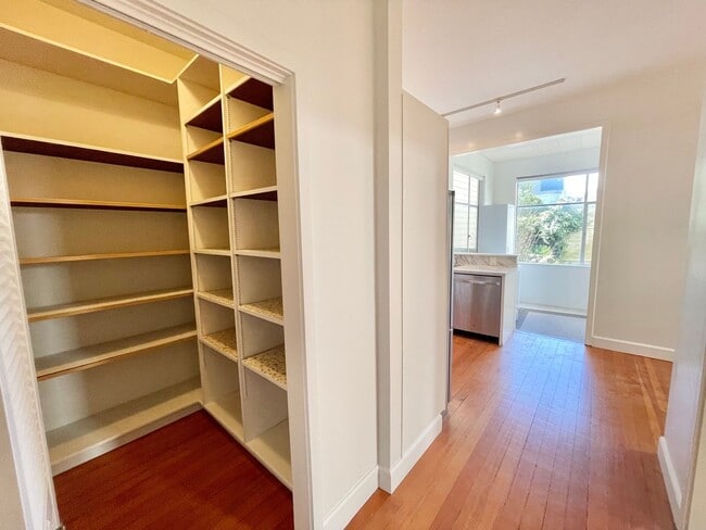 Foto del edificio - Full Floor, 1,725sqft, 3br/1.5 bath Buena ...