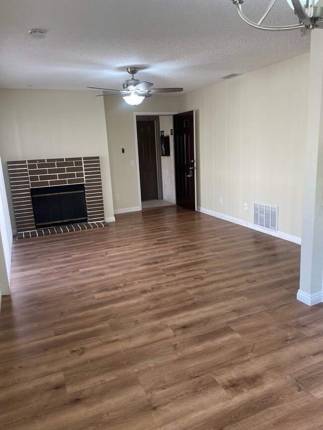 Building Photo - Beautiful 2 Bed / 2 Bath  Upstairs Condo In Colton!