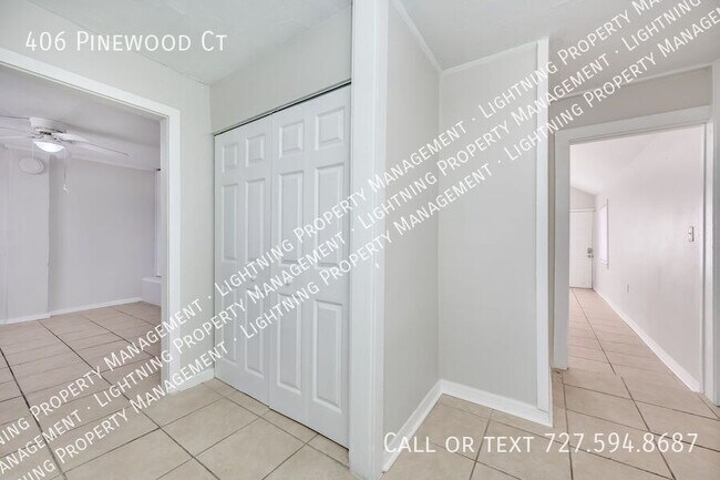 Foto del edificio - 406 Pinewood Ct
