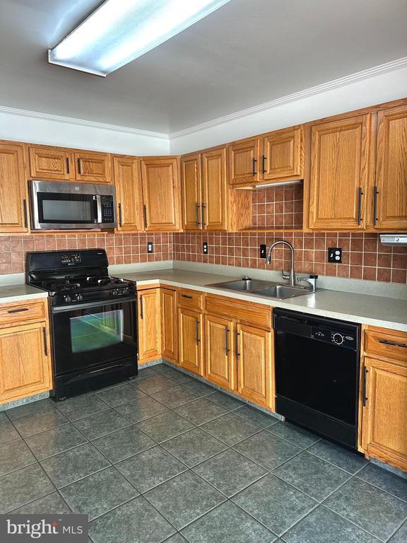 Building Photo - 10 Starboard Ct