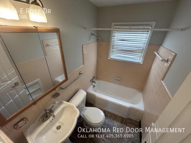 Building Photo - 904 E Rose Dr