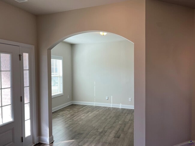 Building Photo - 105 Lacey Oak Ln