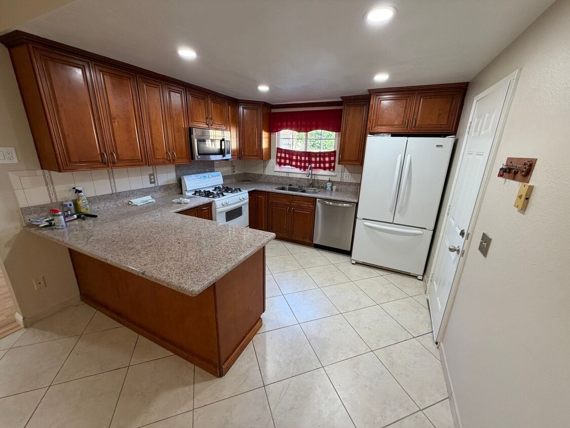 Foto del edificio - Rare 5 Bedroom Home on Large 9,087 Sq Ft Lot in Prime Rowland Heights